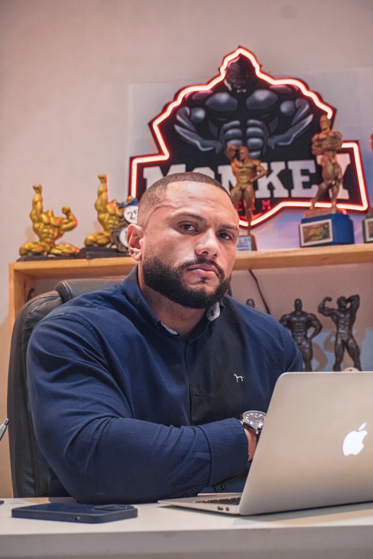 Matheus Rodrigues — escritório com Macbook